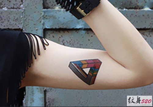 手臂上的时尚三角几何纹身
