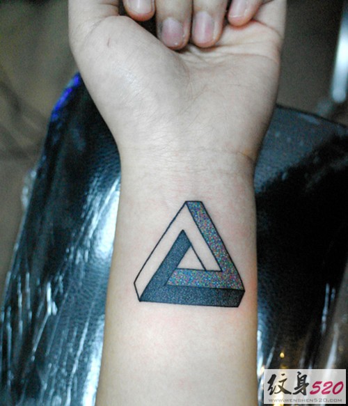手臂上的时尚三角几何纹身