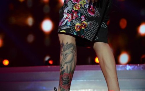 欧豪的腿部时尚纹身
