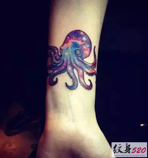 手臂上的另类章鱼纹身