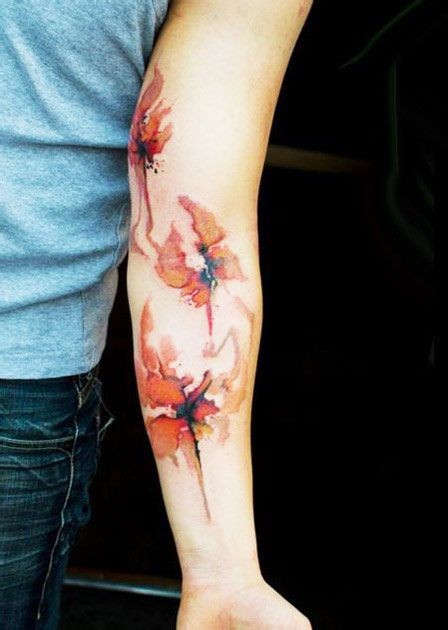 手臂漂亮的枫叶纹身