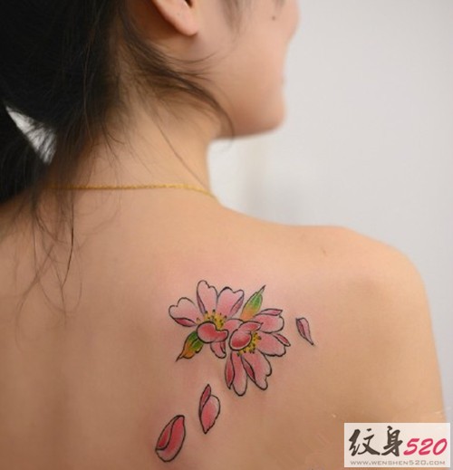肩部高贵圣洁的莲花纹身