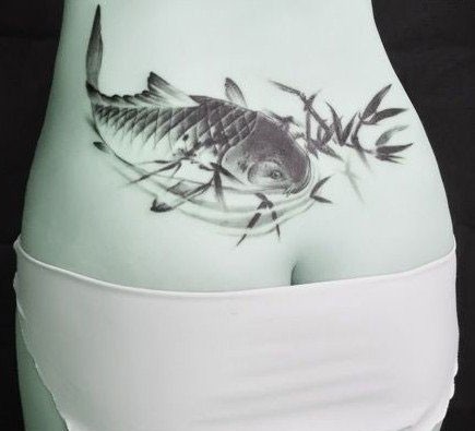 女性臀部的水墨鱼纹身