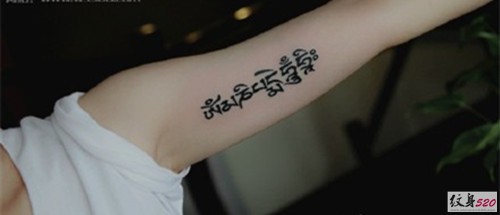 手臂上的传统梵文纹身