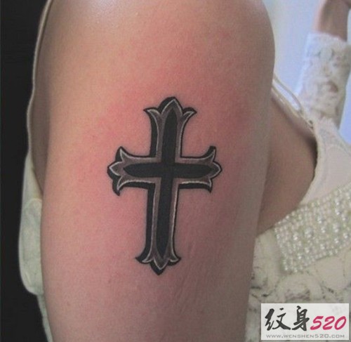 小巧精致的十字架纹身