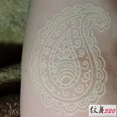纯洁无暇的白色隐形纹身