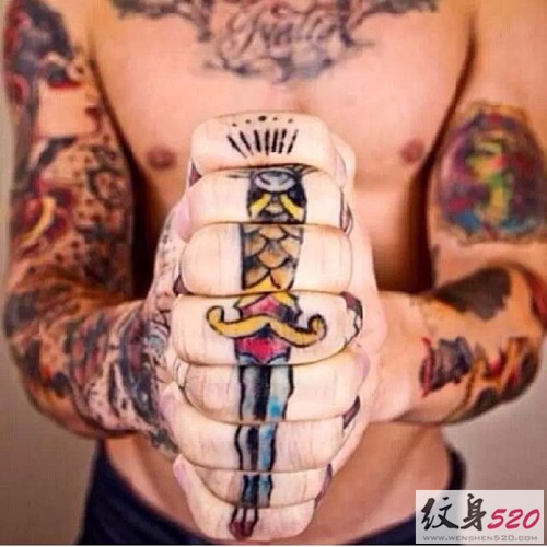 男生搞怪的手指纹身图案大全