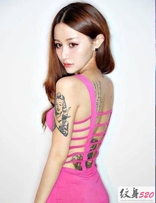 性感美女展示时尚手臂纹身