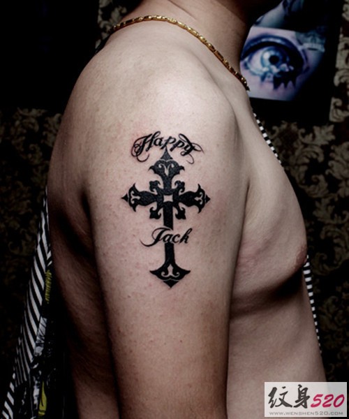 时尚的男士大臂十字架纹身图案