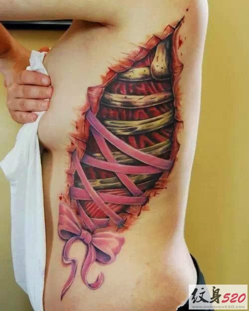 侧腰上的性感纹身
