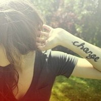 女孩子手臂上的字母刺青