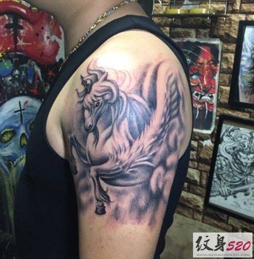 胳膊上的独角神兽纹身图案