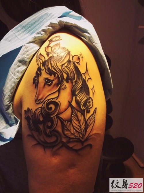 胳膊上的独角神兽纹身图案