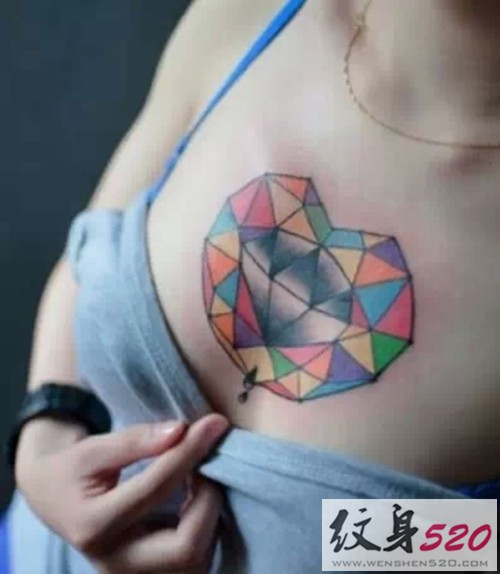 女性胸口上的个性图案