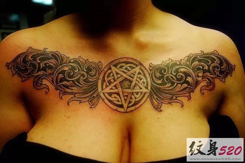 女性胸口上的个性图案