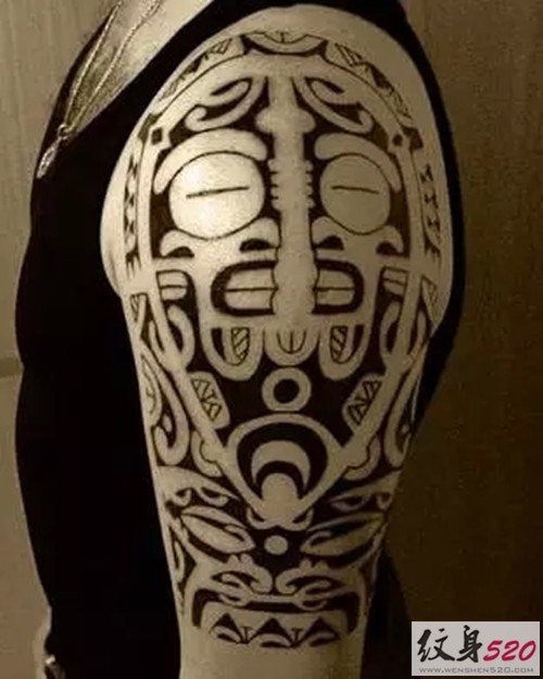 男性大臂创意图腾纹身