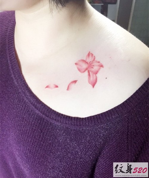 女生锁骨上的小清新樱花纹身
