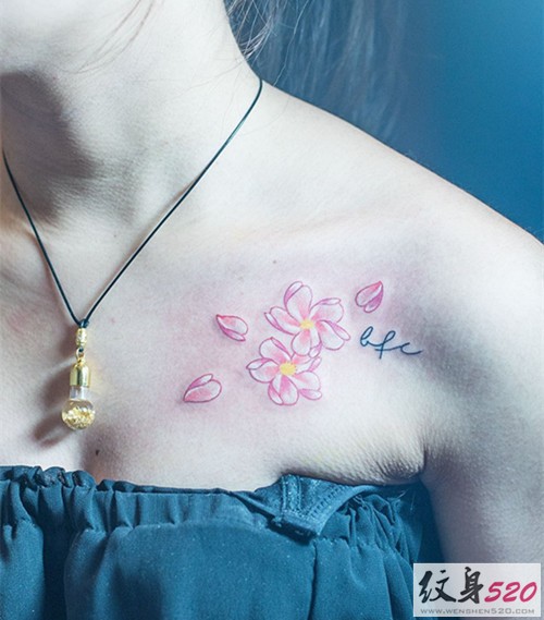 女生锁骨上的小清新樱花纹身