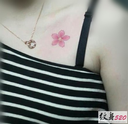 女生锁骨上的小清新樱花纹身
