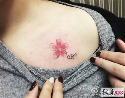 女生锁骨上的小清新樱花纹身