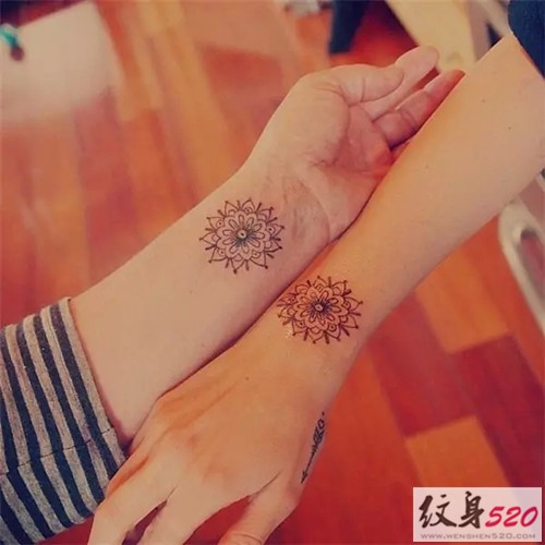 爱意满满的闺蜜纹身