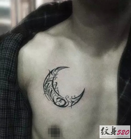 精致的月亮图腾纹身