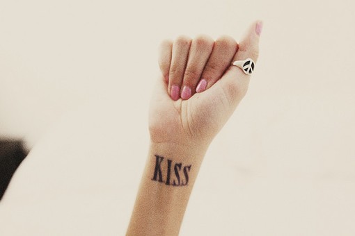 女性手臂kiss刺青