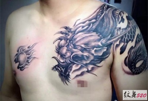 霸气外露的披肩龙纹身