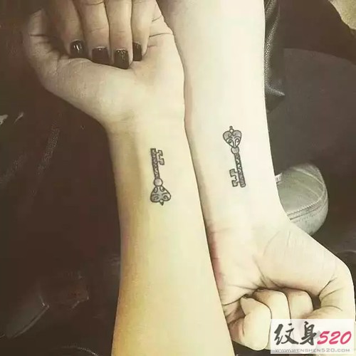 闺蜜间的可爱小纹身