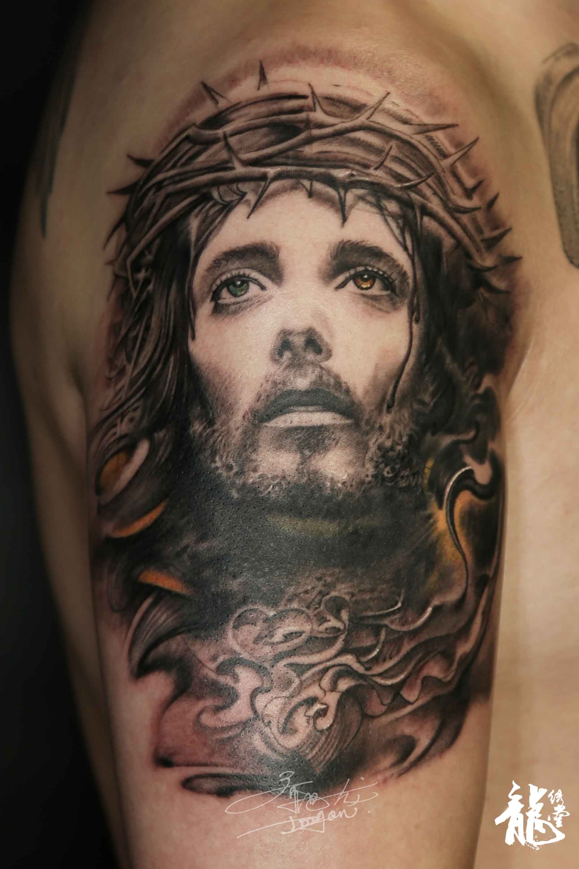大臂耶稣纹身