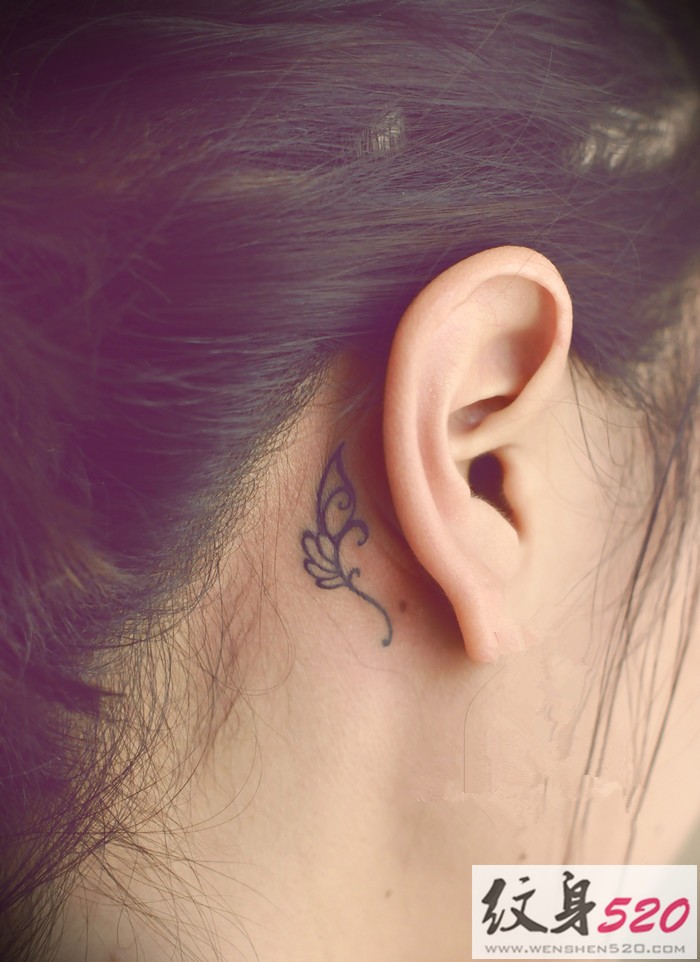 可爱的耳后小纹身