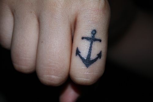 手指上小小的船锚纹身