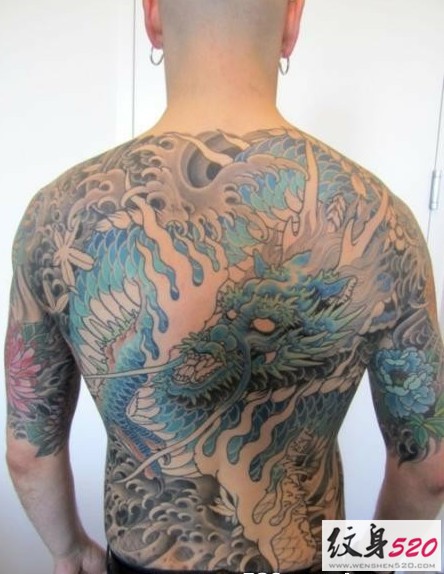 男人背部经典霸气的满背龙纹身图案