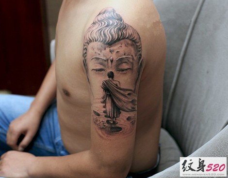 手臂上的佛像纹身图案