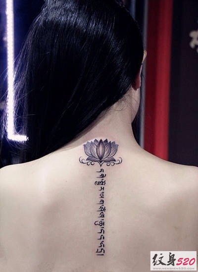 女性背部长条梵文纹身