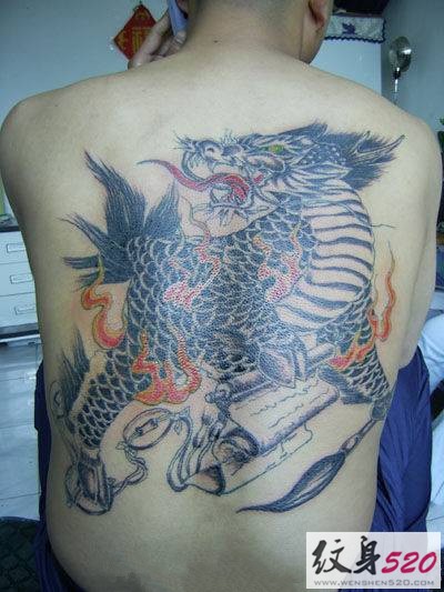 背部传统经典的麒麟神兽纹身