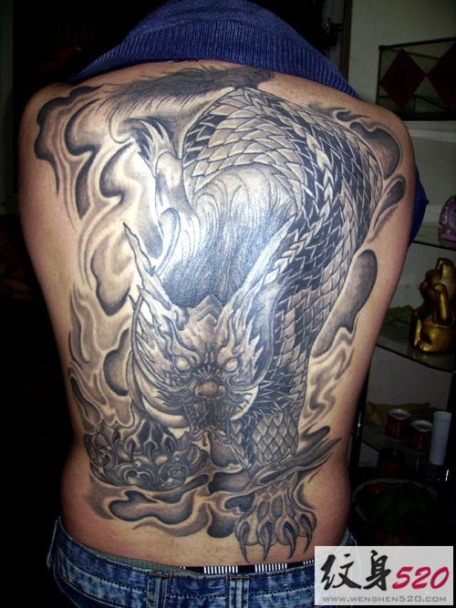 背部传统经典的麒麟神兽纹身