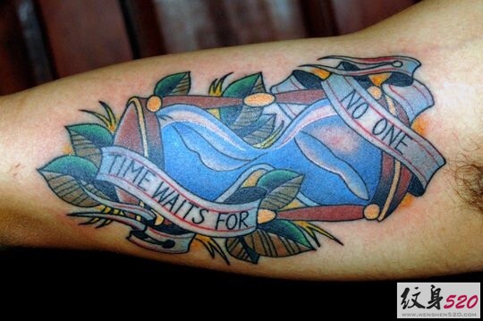 绚丽多彩的沙漏图案纹身