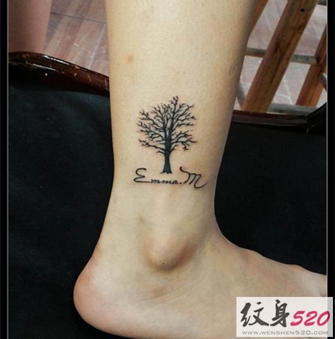 脚踝上清新的小树纹身