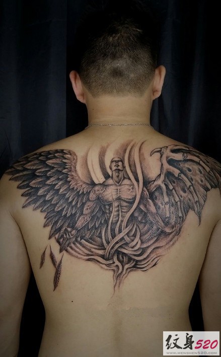 后背上的欧美风格天使纹身