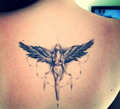 后背上的欧美风格天使纹身