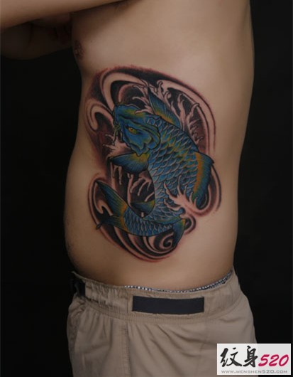 时尚个性的腰腹部鲤鱼纹身