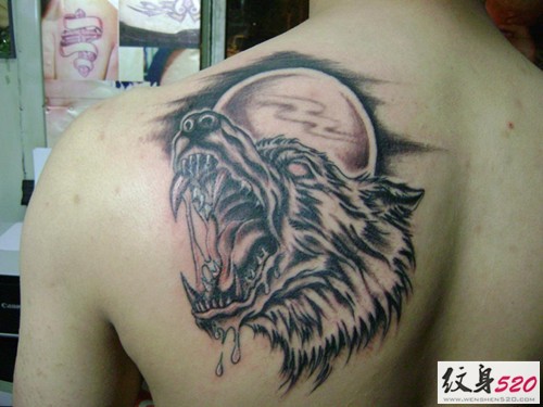 背部凶狠嗜血的狼头纹身
