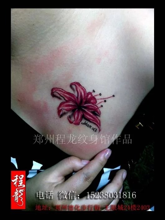 美女胸口个性时尚的彩色花朵纹身 程龙纹身馆 