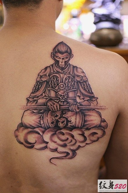 肩部个性霸气的齐天大圣孙悟空纹身图案