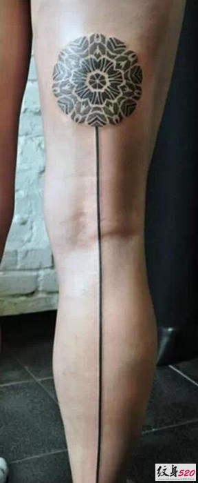女生超性感的后腿部延伸长线条纹身