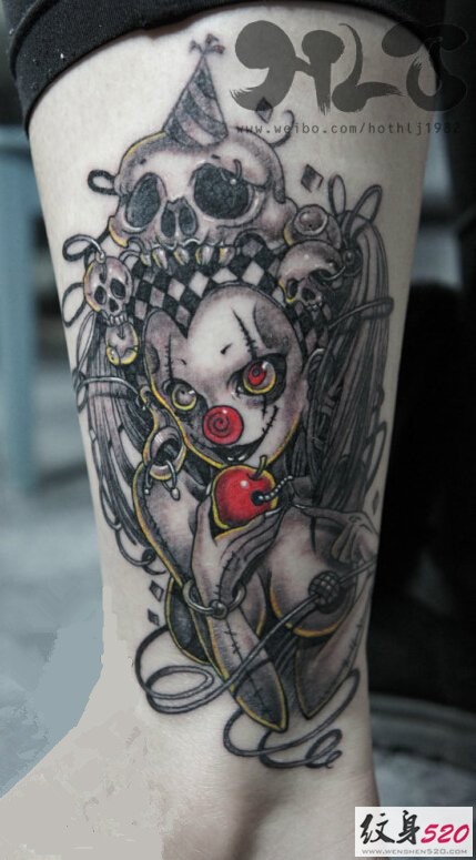 腿部小腿处的个性小丑纹身