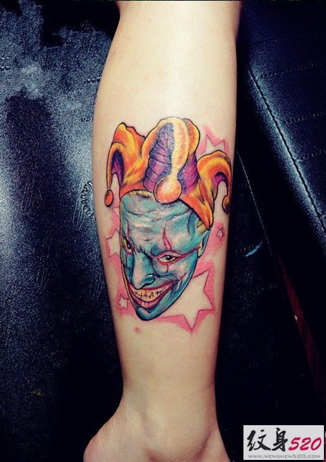 腿部小腿处的个性小丑纹身