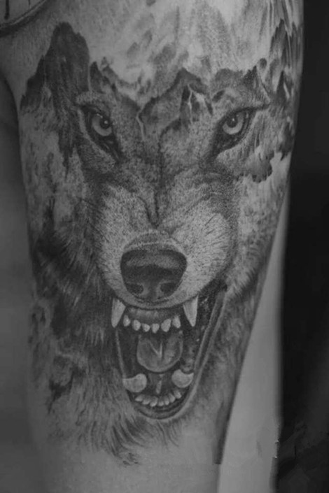 凶猛霸气的狼纹身