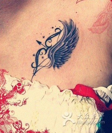 女性胸前一款漂亮的小清新纹身